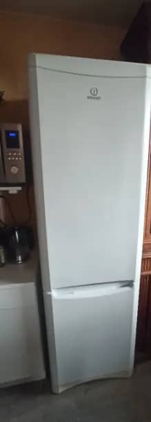 Réfrigérateur congélateur Indesit · photo 1